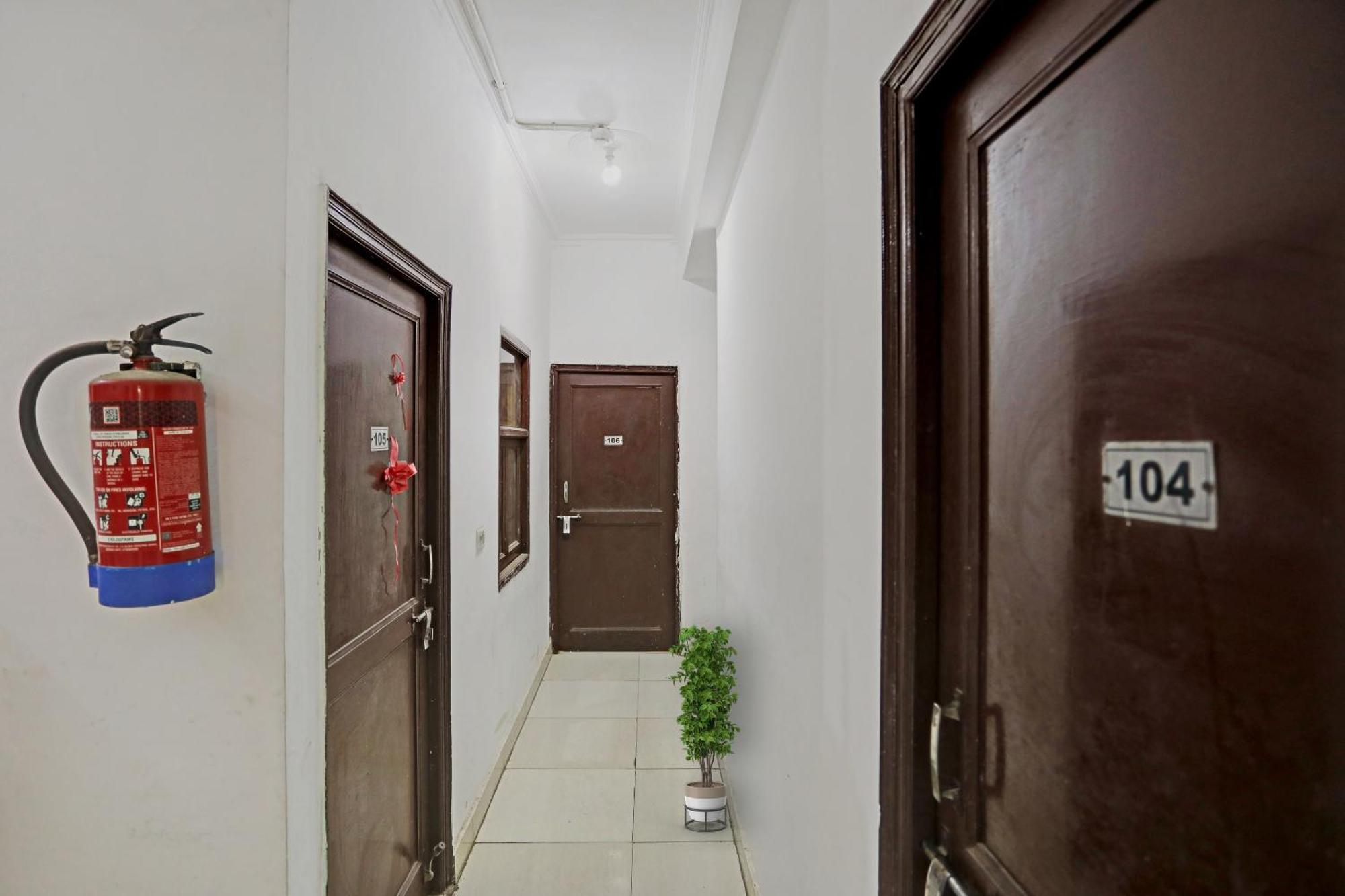 Collection O Mayank Guest House Near Iskcon Temple Noida Kalkaji Devi Luaran gambar